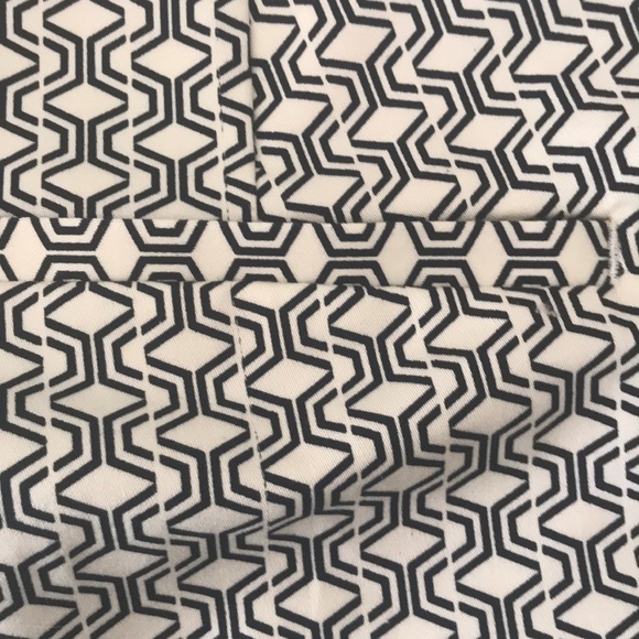 Express NWT zig-zag Shorts Black & Off-White - Picture 5 of 8